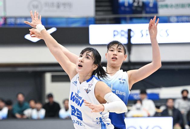 '2Q에만 30점' 여자농구 우리은행, 3연승 질주…신한은행은 8연패