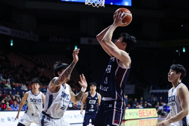 허웅·송교창 복귀한 KCC, 소노 96-90 제압…6연패 탈출