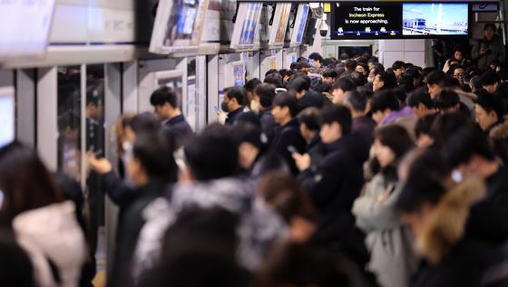 "연차 쌓이면 월급 오른다"…연공서열의 나라 韓, 20대부터 인지역량 뚝뚝