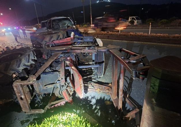 제주서 트럭·트랙터 추돌…70대 2명 병원 이송