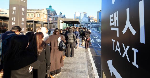 서울 시내버스 전면 파업 속 택시 기다리는 시민들