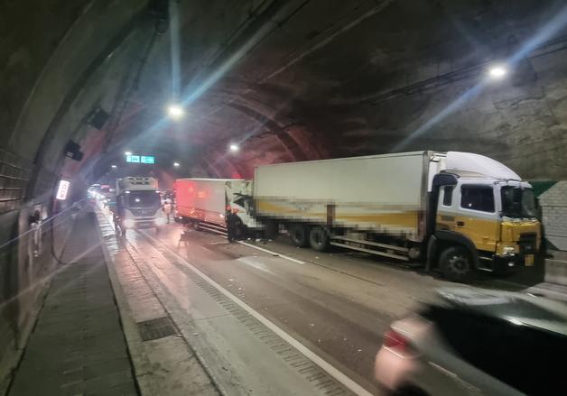 부산 금정산터널서 화물차끼리 추돌…1명 사망