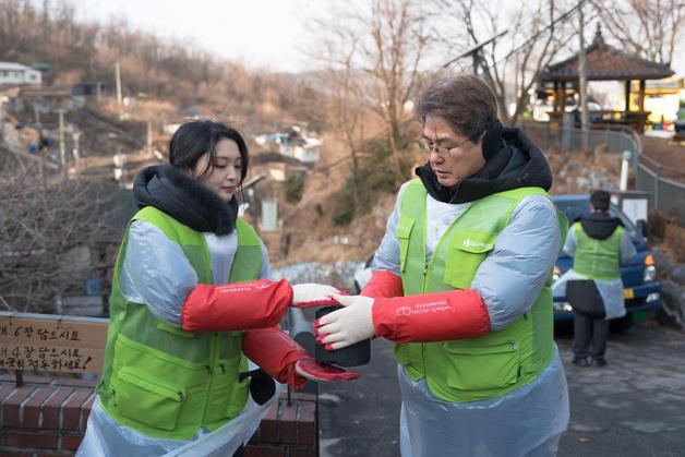 정종표 DB손보 사장, 임직원과 '사랑의 연탄' 직접 배달