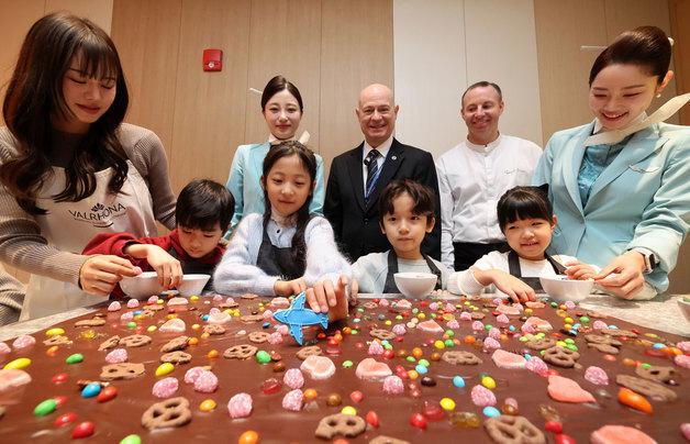 [뉴스1 PICK]쿠킹 클래스·라면 라이브러리까지…대한항공, 체험형 라운지 공개