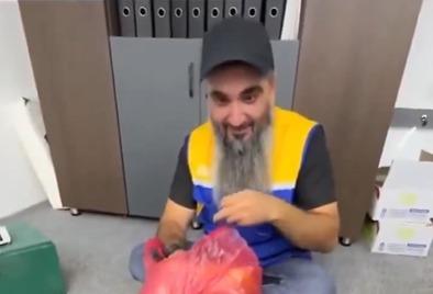 "휴대전화야 유물이야"…전쟁통에 16년만에 배송받은 리비아인