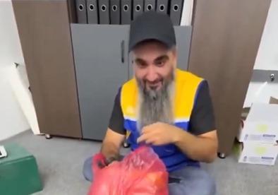 "휴대전화야 유물이야"…전쟁통에 16년만에 배송받은 리비아인