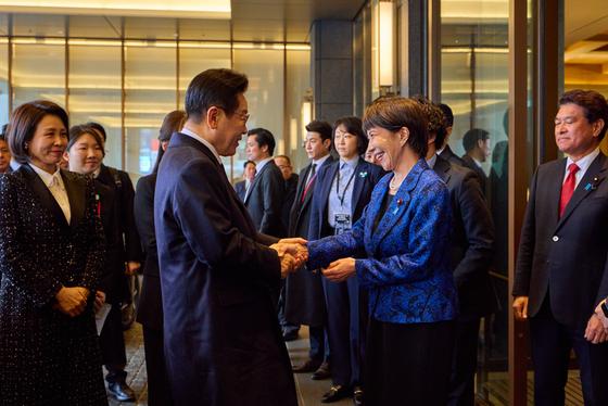 숙소로 영접 나온 다카이치…'한일 조화' 보라 넥타이 李대통령