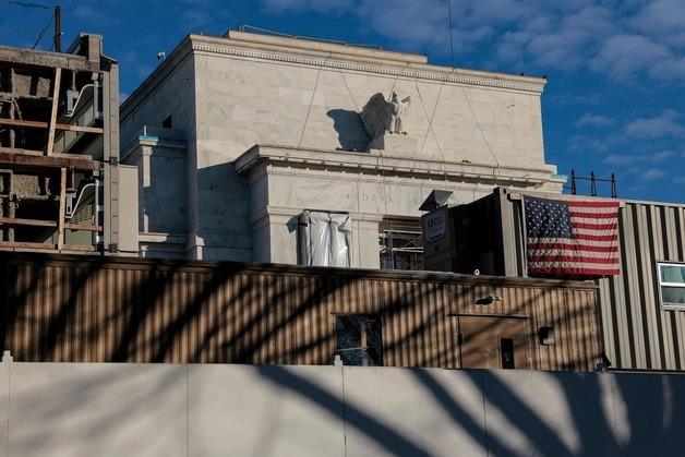 '월가 변호사 출신' 파월의 항전 선포…2028년까지 이사 잔류 의미