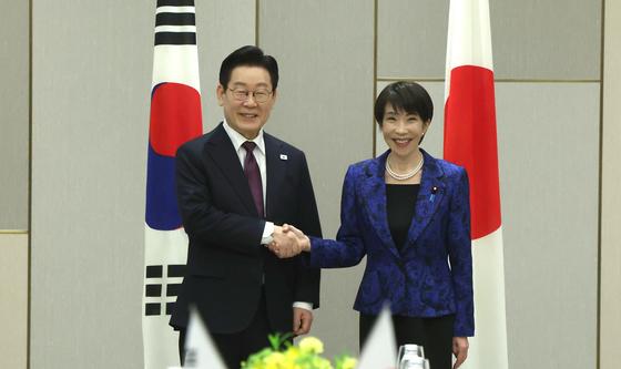 악수하는 한일 정상