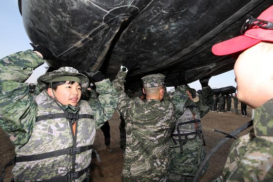 중학생부터 77세까지…포항 해병대 겨울캠프서 ‘비지땀’