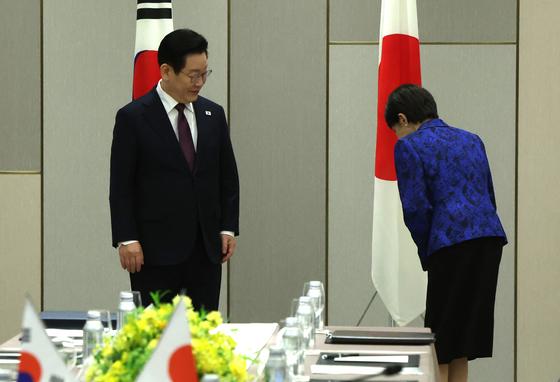 中관영지 "한일 정상 온도차…日 협력 강조에 李대통령 방어적"
