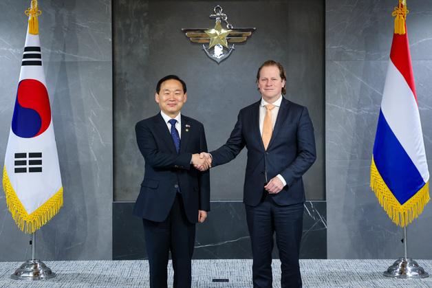 이두희 국방차관, 네덜란드 국방부 획득·인사 장관 만나 '협력 강화' 논의