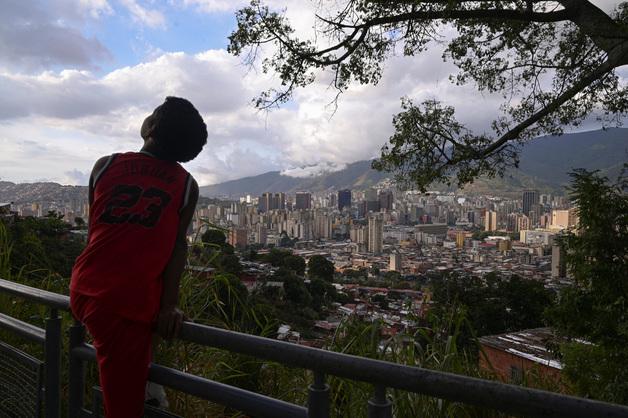 베네수 마두로 축출 2개월…인플레 600%에 임금 그대로 '생활고'