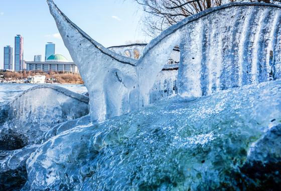 '화천 상서 -19.7도' 강원 올겨울 최강 추위…출근길 빙판 주의