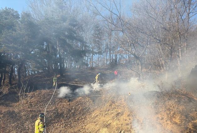 화목보일러 재 날려 군위 야산에 화재…들판 20평 소실(종합)