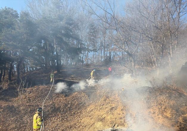 화목보일러 재 날려 군위 야산에 화재…들판 20평 소실(종합)