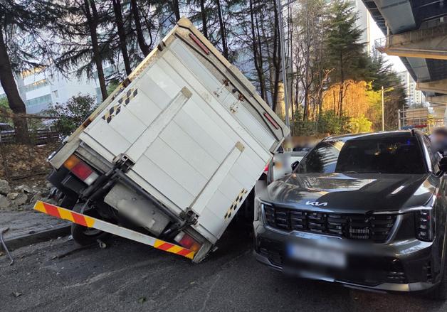 부산진구 도로서 역주행 화물차, 교통사고 후 전도…1명 경상(종합)
