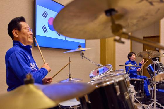 한일 정상 드럼 합주에 日 흥분…"차원다른 다카이치 외교" 격찬