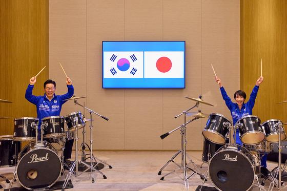 한일 정상 '즉석 드럼 협주'