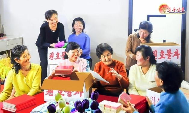 '후대 위한 정책' 선전…주민들 애국심 독려 [데일리 북한]