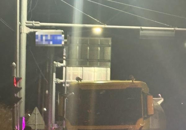 영덕 교차로서 탱크로리가 승용차 2대 추돌…5명 중경상