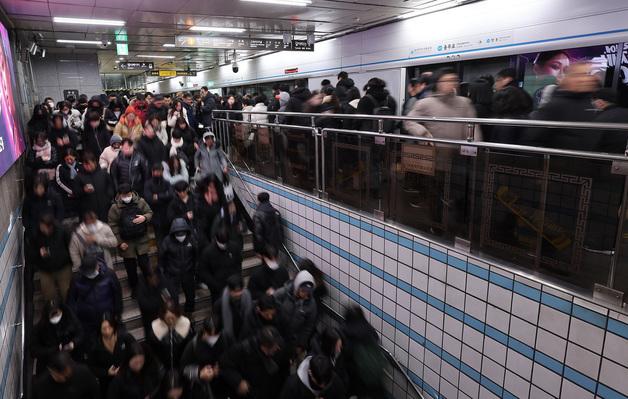 서울 버스 파업 이틀째…지하철 증회하고 빈 열차도 동원(종합)