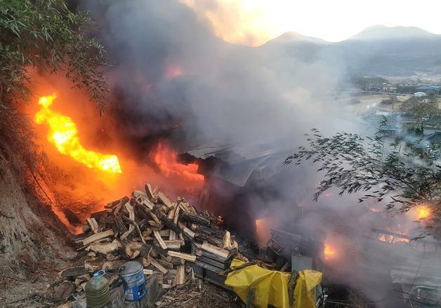 밀양 초동면 전원주택 화재…장작 쌓여 진화 더뎌