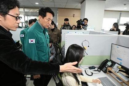 [동정]오세훈, 버스 파업 이틀째 120다산콜센터 방문