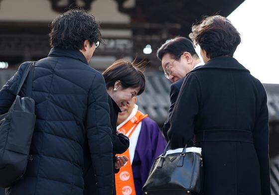 李대통령, 日문화유산 배려해 빌려신은 수행원 운동화…실시간 검색 1위
