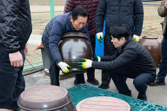 [뉴스1 PICK]현장체험 나선  정청래 민주당 대표…'장독 번쩍'