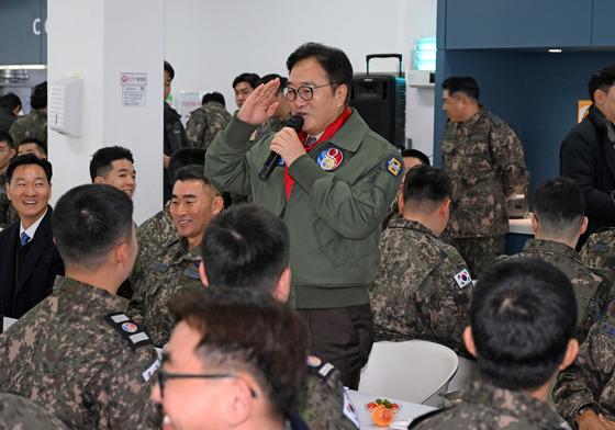 [뉴스1 PICK]'병장 출신 국회의장 인사드립니다' 공군 8전비 찾은 우원식