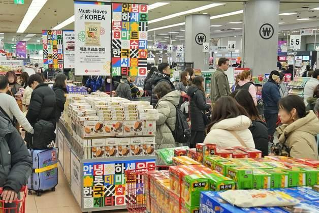 "일본인 5.8명 중 1명이 방문"…롯데마트, 외국인 쇼핑 성지 등극