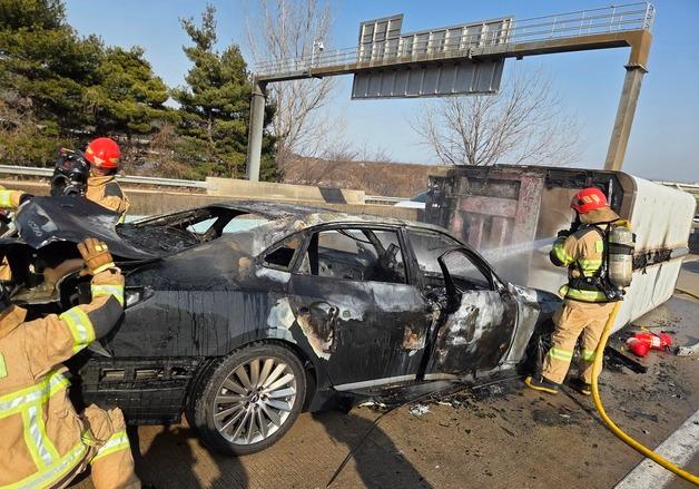 남해고속도 동창원 나들목 부근서 3중 추돌…6명 경상