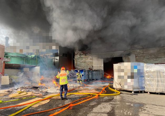 창원 성주동 공장 불 7시간 만에 완진…53명 대피