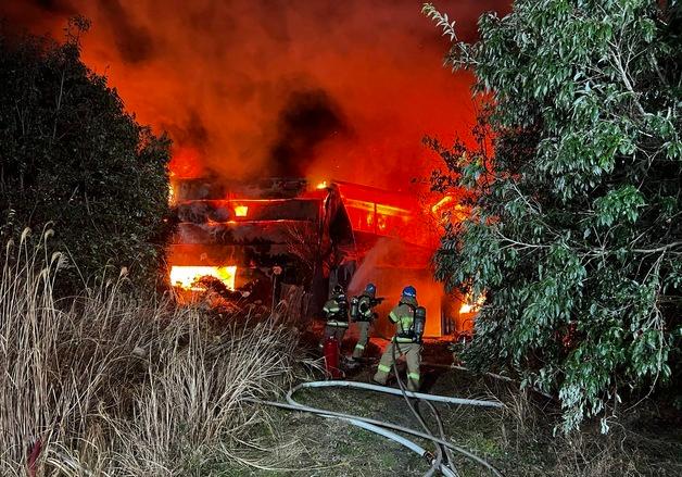 제주 골프장 관리동 차고지에 불…3시간 만에 완진