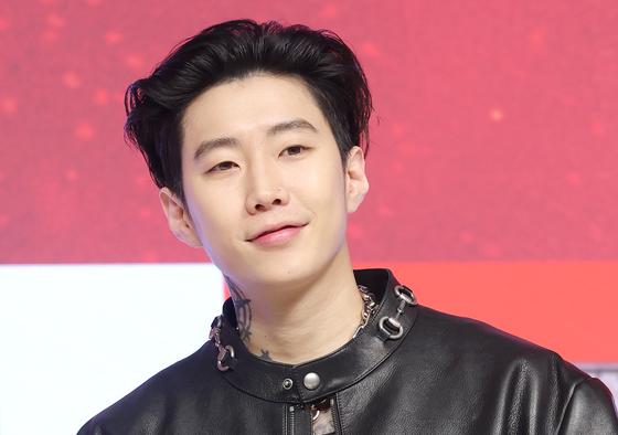 박재범, 롱샷 팬들과 '들러리' 지적에 설전 "내가 회사 사장…멤버들 존중"