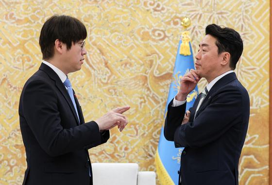 '브로맨스' 강훈식·'인간 GPT' 하정우…주목받는 靑참모진