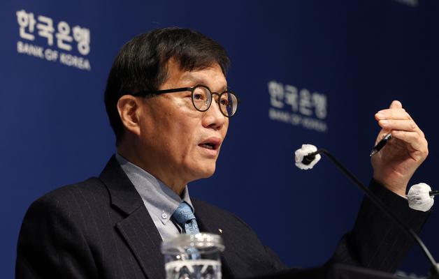 이창용 "환율·집값 리스크에 금리 동결"…인상론엔 선 그어(종합)