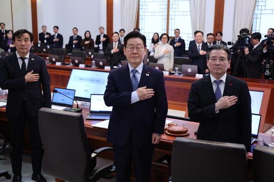 李대통령 "공직자 행동에 누군간 죽고 살아…책임감 갖고 업무 임하길"