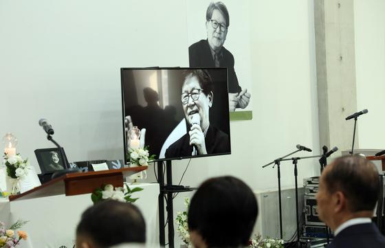 李대통령 "'더불어 숲' 정신 회복해야"…신영복 10주기 추모