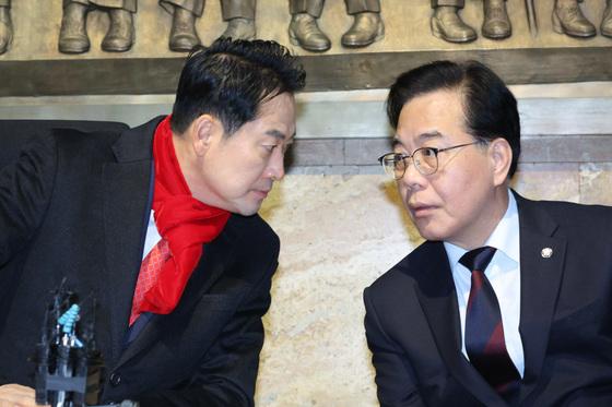 장동혁, '쌍특검 단식' 나흘째…송언석 "정부·여당, 수용하라"