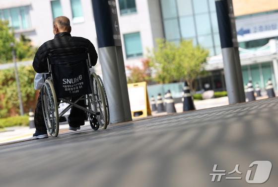 20년 된 치매 약 '콜린' 퇴출 위기…100조 치매 비용 예방제로 재조명