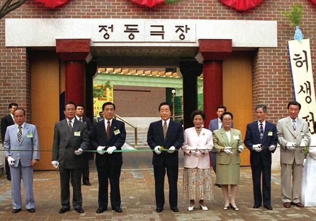 "관객과 함께한 30년의 기록"…국립정동극장 '정동, 만개' 발간