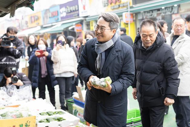 김동연, '폭설 피해' 의왕 도깨비시장 찾아 복구 공사·설 물가 점검