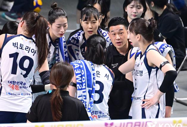 IBK, GS칼텍스 꺾고 5연승…여오현 감독대행 10승째(종합)