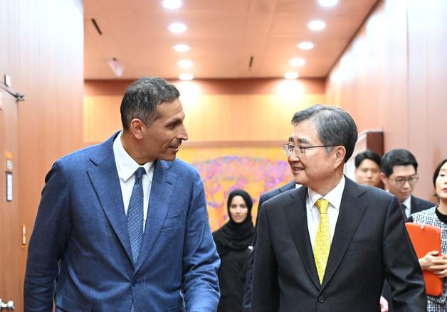 조현 외교·UAE 행정청장 "AI·방산·원전 협력 강화"