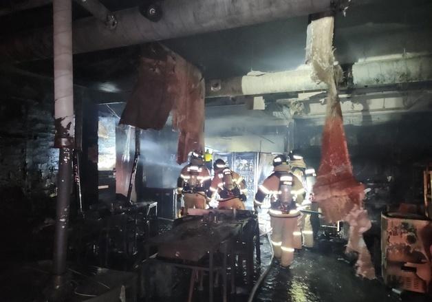 제주 서귀포 2층 건물서 화재…70대 여성 사망