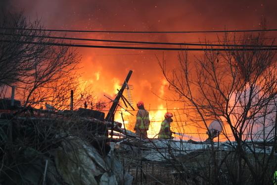 [뉴스1 PICK]서울 강남 구룡마을 화재…'주민 대피령 발령'
