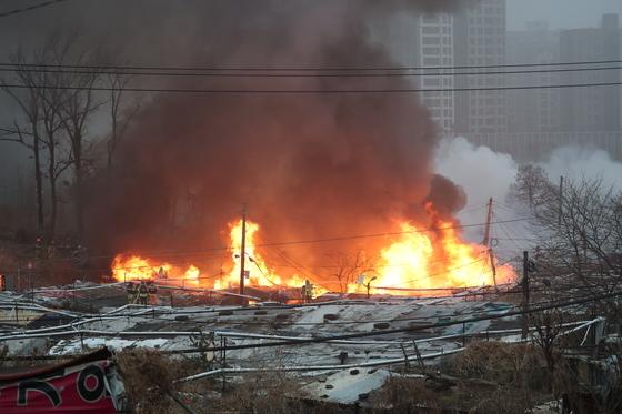 행안장관, 구룡마을 화재 "가용 인력 총동원, 진압 총력" 지시