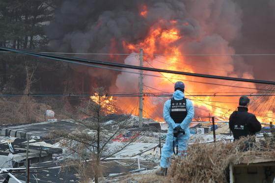 서울 강남구 구룡마을 화재…소방 '대응 2단계' 격상
